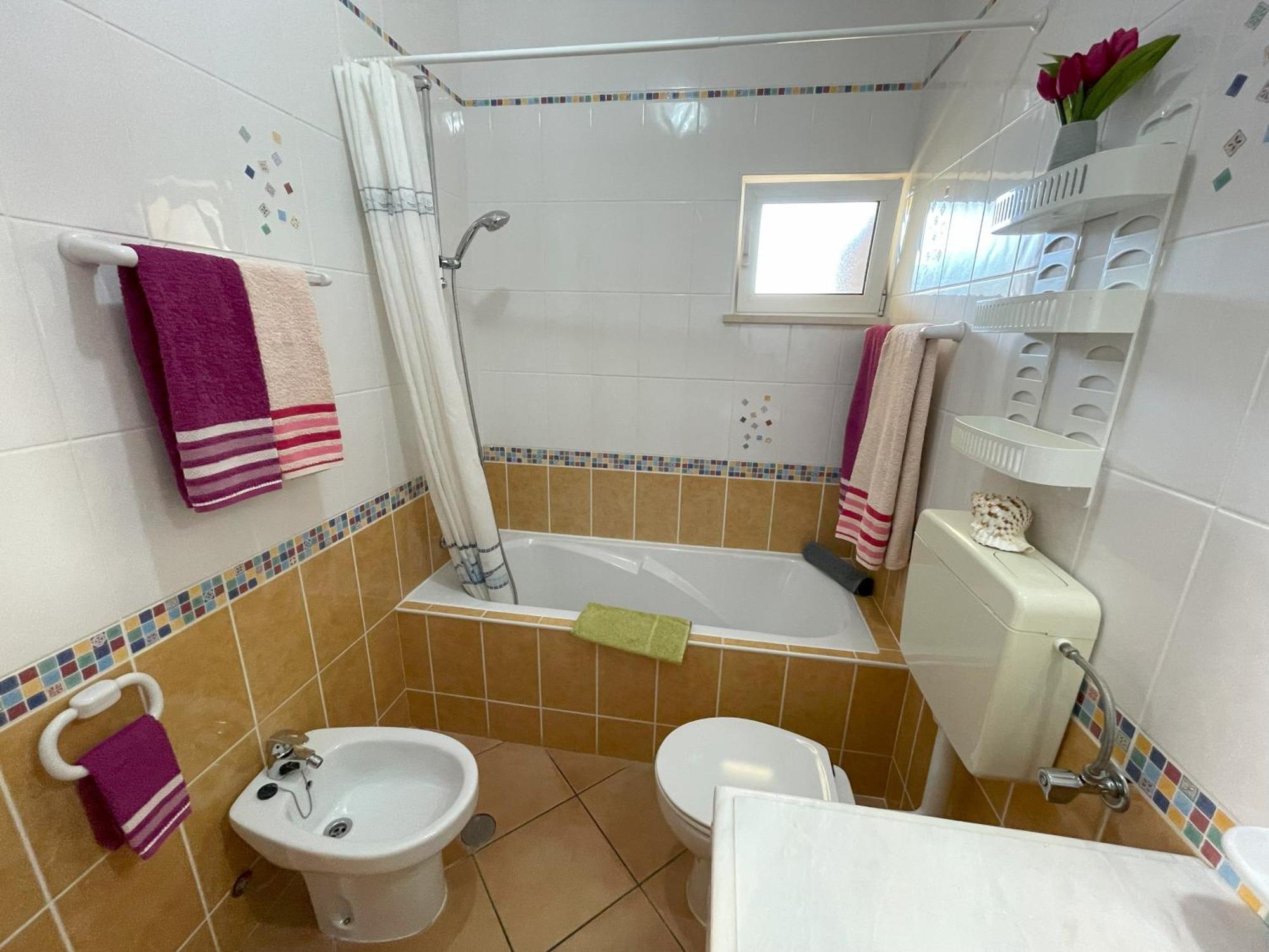 Villa Eber - Independent 1 & 2 Bedroom Apartments, Pool, Air Con, Fast Wi-Fi, Near Old Town Of Albufeira And Beaches Екстер'єр фото